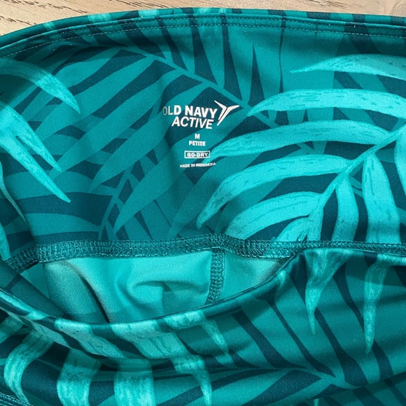 Old Navy Cropped Activewear - Picture 3 of 3